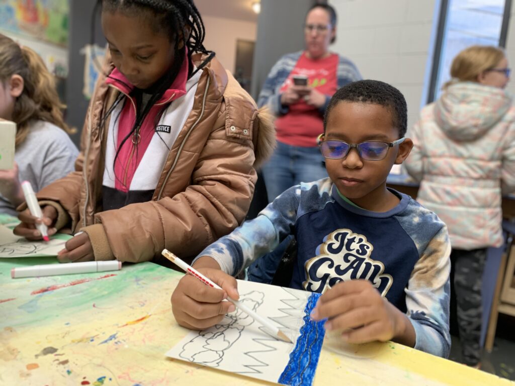 Students draw on paper in Albany Museum of Art classroom